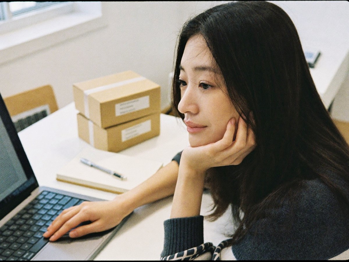 경쟁 상품 리뷰를 노트북으로 읽으며 메모하는 온라인 판매자